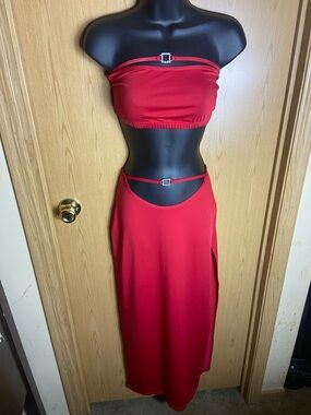 Red Two-Piece Strapless Skirt Set with Buckle Accents